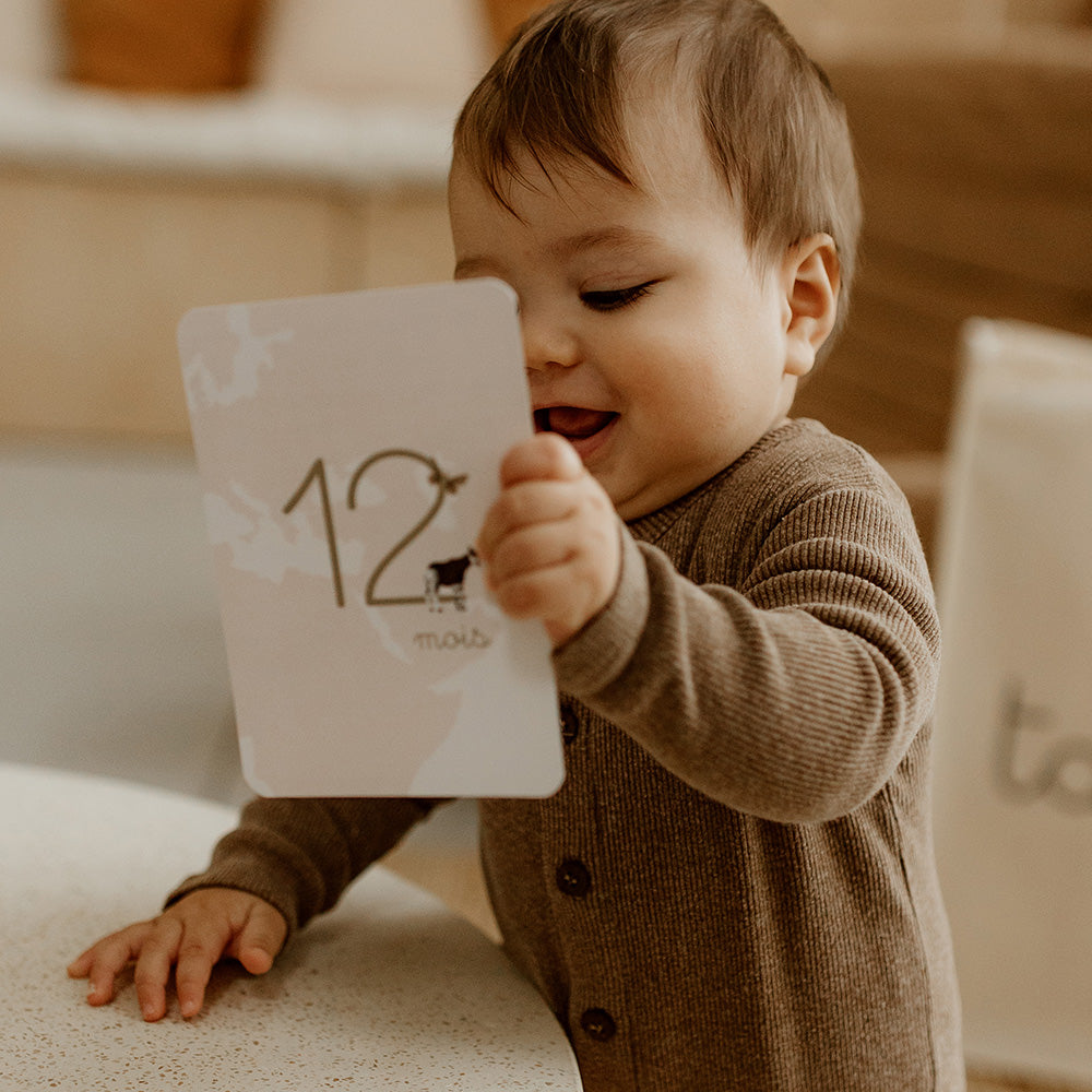 bébé tenant une carte étape tapilou x babyatoutprix