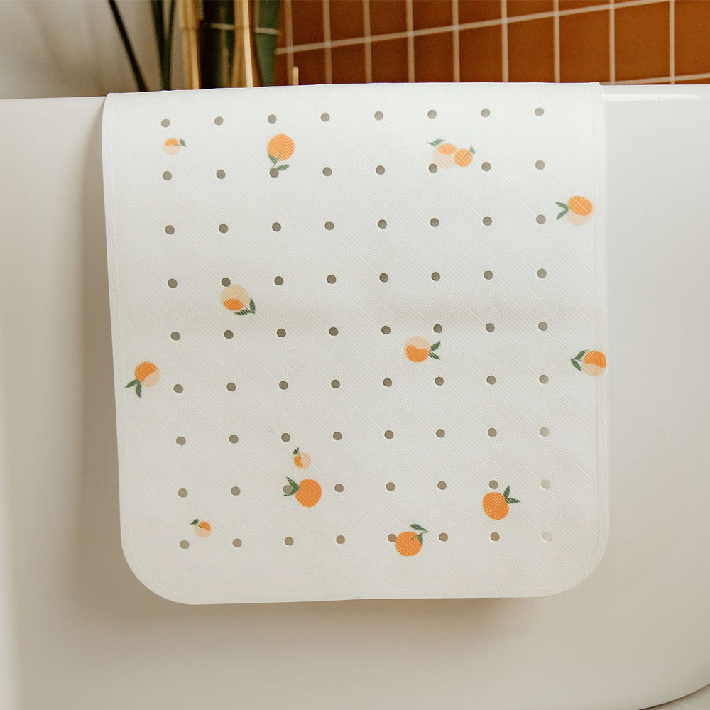 tapis de bain pêche exposé sur la baignoire