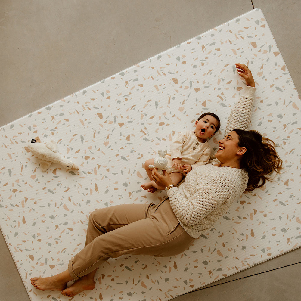 maman et bébé sur le tapis de jeu xl le granite
